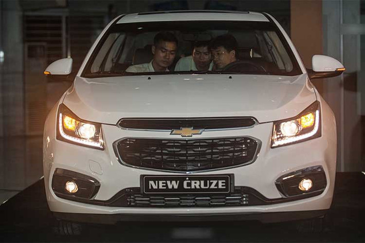 Sedan Chevrolet Cruze phiên bản LTZ được giảm giá tới 80 triệu đồng, kéo theo giá mới chỉ còn 619 triệu đồng. Còn mẫu Chevrolet Cruze phiên bản LT được giảm 70 triệu đồng, xuống còn 519 triệu đồng.