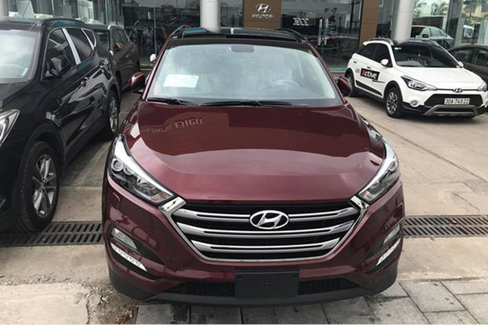 Sau khi những hình ảnh đầu tiên của mẫu crossover cỡ nhỏ Hyundai Tucson 2017 mới tại Việt Nam được lan truyền trên mạng xã hội cách đây vài ngày. Đến nay, Hyundai lại tiếp tục đưa loạt xe mới này về các đại lý tại Hà Nội với hàng loạt màu sắc khác nhau. Mẫu xe mới này không thay đổi thiết kế nhiều so với phiên bản cũ.
