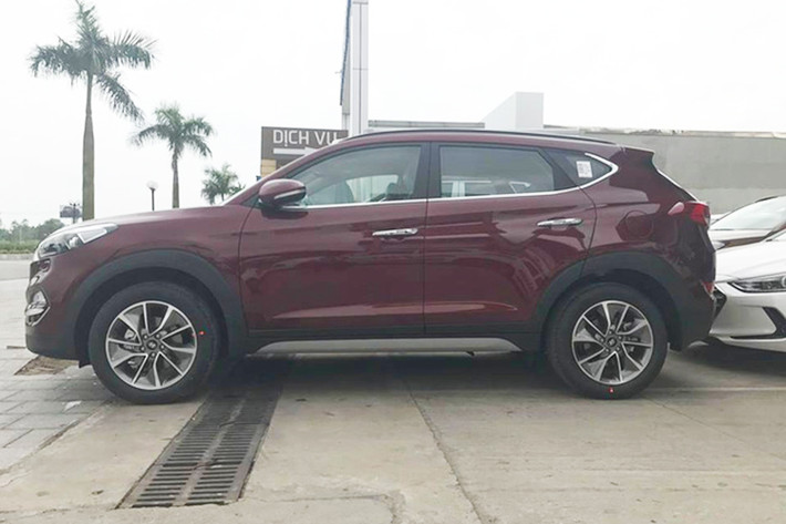 Từng được giới thiệu chính thức tại thị trường Mỹ vào tháng 8/2016, mẫu xe Hyundai Tucson 2017 mới hoàn toàn không có bất kỳ thay đổi nào về thiết kế so với "người tiền nhiệm". ucson 2017 vẫn giữ nguyên kích thước 4.475mm dài, 1.850mm rộng, 1.660mm cao, cùng chiều dài cơ sở 2.670mm, khoảng sáng gầm 172mm.