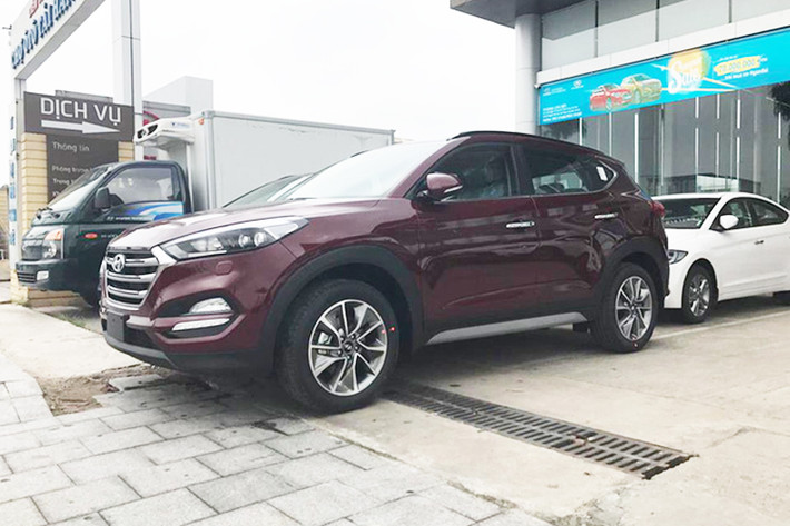 Bên cạnh đó, nó còn sở hữu thiết kế ấn tượng được làm lại từ phiên bản 2016 với cụm đèn pha được trang bị công nghệ LED cùng cặp Projecter đôi và đèn LED chiếu sáng ban ngày Daytime Running Light (DRL) ở phía trước cùng cụm đèn phanh hiển thị ánh sáng 3 chiều.