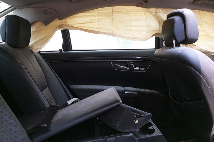 Mẫu xe Mercedes-Benz S550 này được cho là phiên bản khoảng 2007-2008. Xe sở hữu khối động coe loại 5,5 lít V8, công suất 382 mã lực. Hệ dẫn động cầu sau và hộp số 7 cấp 7G-Tronic. Cùng với đó là các trang bị cao cấp và hệ thống an toàn của thương hiệu xe sang Mercedes.