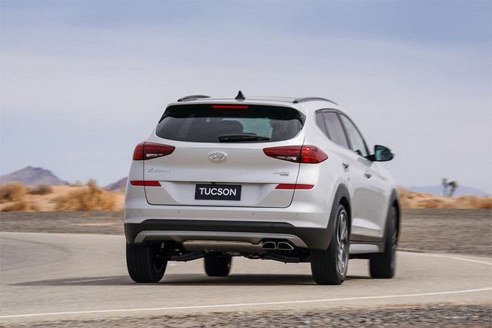 Giá xe Hyundai Tucson phiên bản cũ hiện đang bán ra tại thị trường Việt Nam thấp nhất là 760 triệu đồng, cao nhất là 890 triệu đồng. Mẫu crossover Hàn Quốc này sẽ cạnh tranh trực tiếp với các đối thủ như; Mazda CX-5, Honda CR-V, Nissan X-Trail, Mitsubishi Outlander. Từ đầu năm, Tucson đạt doanh số 2.353 xe, xếp sau CR-V và CX-5.
