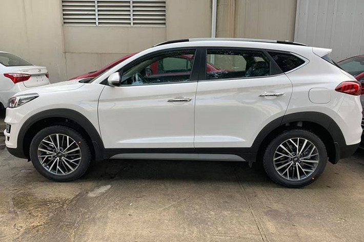 So với thế hệ hiện tại, phần đầu xe được nhà sản xuất ôtô Hàn Quốc thiết kế khác biệt. Mặt ca-lăng của Hyundai Tucson 2019 mới tương tự phong cách của Santa Fe 2019. Ngoài ra, xe còn đi kèm nội thất cải tiến toàn diện và nhiều công nghệ hỗ trợ người lái hơn so với phiên bản trước đây.