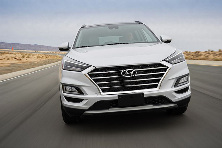 Theo các nhân viên bán hàng tại đại lý Hyundai chính hãng ở Hà Nội cho hay, mẫu xe Huyndai Tucson 2019 bản nâng cấp mới (facelift) theo dự kiến sẽ ra mắt thị trường Việt ngay trong tháng 5/2019 này. Xe vẫn được lắp ráp trong nước. Hiện tại, đại lý chưa có hướng dẫn về việc mở đặt cọc xe.