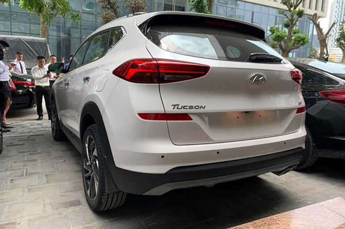 Do là phiên bản nâng cấp nhẹ giữa vòng đời, Tucson giữ nguyên động cơ. Tại Việt Nam, crossover Hàn Quốc hiện có lựa chọn máy dầu 2.0, máy xăng 2.0 và máy xăng 1.6 Turbo, với 4 phiên bản. Nhằm dọn đường cho phiên bản 2019 ra mắt trong tháng này, Tucson cũ được các đại lý giảm giảm giá khoảng từ 10 cho đến 20 triệu trong 2 tháng gần đây.