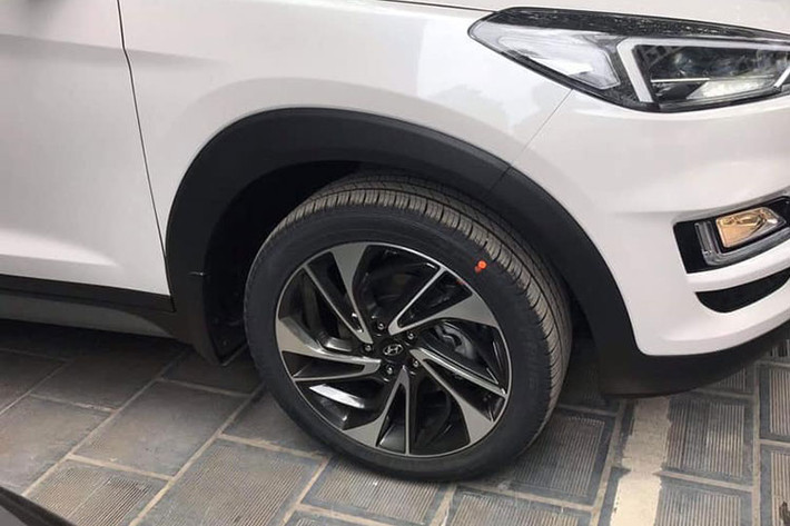 Hai bên sườn xe không thay đổi, vẫn là ốp dè màu đen chạy quanh. Tuy nhiên Tucson 2019 sử dụng la-zăng thiết kế mới, kích thước giữ nguyên.
