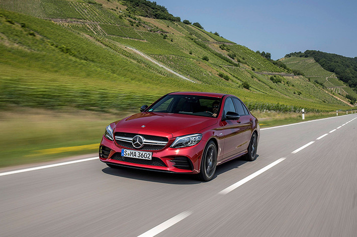 Theo tìm hiểu, C-Class 2019 đã có mặt tại Việt Nam từ cuối năm 2018. Xe sở hữu động cơ tăng áp 1.5L cho C200 2019 và tăng áp 2.0L cho C300 AMG 2019. Đối với động cơ turbo 1.5L sẽ được kết hợp cùng với một động cơ điện EQ Boost 48 Volt có khả năng hỗ trợ thêm 13 mã lực công suất và 160 Nm mô-men xoắn. Còn động cơ tăng áp 2.0L được tinh chỉnh lại để tạo ra sức mạnh lớn hơn trước đạt công suất tối đa là 255 mã lực và 370 Nm mô-men xoắn cực đại.