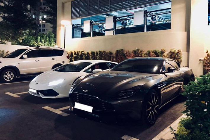 Siêu xe Lamborghini Huracan LP610-4 hàng lướt, màu trắng Bianco Monocerus này là một trong 4 chiếc siêu xe Lamborghini Huracan chính hãng đã tìm thấy chủ nhân ở Việt Nam. Đặc biệt hơn, mẫu xe này từng "chinh chiến" tại hành trình siêu xe Car & Passion 2018 cùng khoảng 10 chiếc siêu xe khác diễn ra vào tháng 3 năm ngoái.