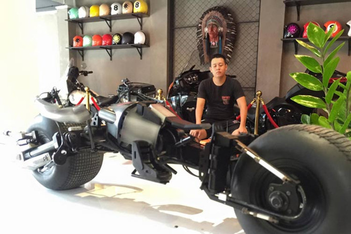 Được biết, đây cũng chỉ là bản demo của anh chàng biker 9x này, khi mà chiếc Batpod "thần thánh" của anh vẫn chưa kịp "ra lò". Dự định, thời gian sắp tới sẽ là hình ảnh một siêu anh hùng ấn tượng hơn với mẫu siêu xe môtô mới.