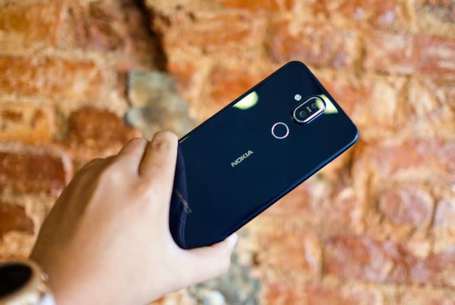 Nokia 8.1 chính hãng giảm 1,2 triệu đồng, còn 6,7 triệu đồng. Chương trình áp dụng tại các hệ thống nhỏ. Máy có kích thước màn hình 6,18 inch, cho độ sáng cao, trong trẻo cùng góc nhìn rộng. Model này trang bị camera kép dùng ống kính Zeiss, cho chất lượng hình ảnh cao, hỗ trợ chụp xóa phông. Nokia 8.1 chạy trên nền Android 9.0 và nằm trong dự án Android One nên sẽ nhận được các bản cập nhật phần mềm nhanh chóng. Điểm yếu của model này đến từ viền màn hình khuyết đỉnh khá dày.