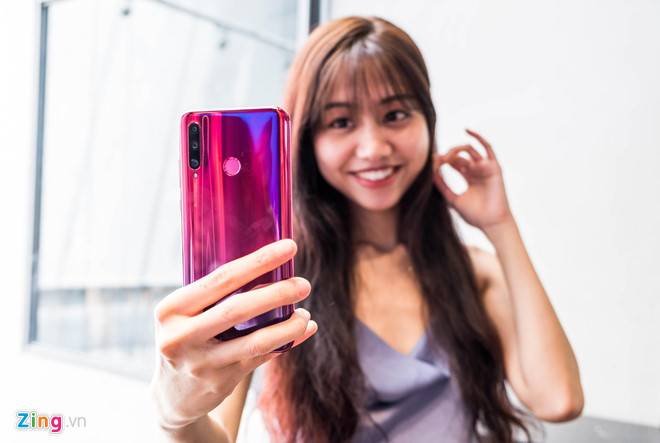 Honor 10 Lite giảm giá 1,3 triệu đồng, còn 5,3 triệu đồng. Chương trình áp dụng tại các hệ thống lớn. Đây là smartphone đầu tiên của Honor được trang bị camera selfie có độ phân giải lớn 32 MP, tích hợp tính năng làm đẹp nhiều cấp độ. Model này sở hữu hệ thống 3 camera sau, bao gồm 24 MP, 2 MP và 8 MP cho khả năng chụp ảnh khá tốt. Nhược điểm của model này đến từ mặt lưng nhựa, cho cảm giác cầm nắm không thật sự cứng cáp.
