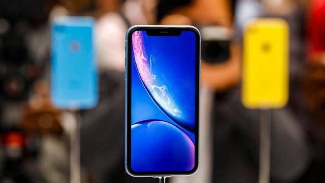 iPhone XR chính hãng đang được bán với giá 19 triệu đồng, giảm 3 triệu đồng. Chương trình áp dụng tại một số hệ thống lớn. Máy sở hữu thiết kế mặt lưng nhiều màu sắc cùng hiệu năng mạnh mẽ với con chip A12. Tuy nhiên, điểm hạn chế của máy là độ phân giải màn hình dừng lại ở HD, thiết bị này cũng chỉ có camera đơn.