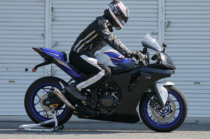 Yamaha R25 sử dụng động cơ 2 xy-lanh, DOHC 249 phân khối, công suất tối đa 36 mã lực tại vòng tua 12.000 vòng/phút, và có mô-men xoắn cực đại đạt 22,1 Nm tại 10.000 vòng/phút.