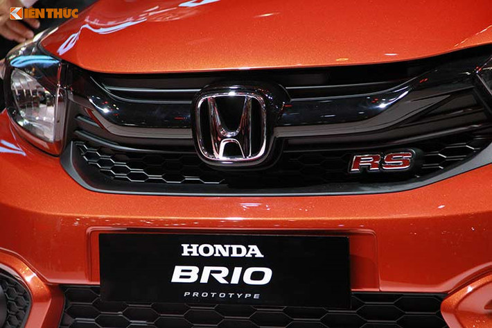 So với phiên bản cũ, Honda Brio mới dài hơn 175 mm trong khi chiều dài cơ sở tăng 60 mm. Không chỉ tăng kích thước, Honda Brio còn được thay đổi mạnh trong thiết kế ngoại thất. Xe sở hữu diện mạo tương tự mẫu xe concept Small RS đã từng ra mắt trong triển lãm ôtô IIMS 2018 diễn ra vào tháng 4 năm nay cũng tại Indonesia.