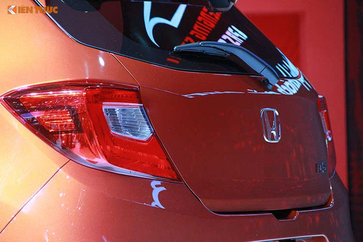 Cung cấp sức mạnh cho Honda Brio mới sẽ là khối động cơ xăng i-VTEC 4 xi-lanh, dung tích 1,2 lít lấy từ thế hệ cũ. Động cơ này tạo ra công suất tối đa 90 mã lực tại tua máy 6.000 vòng/phút và mô-men xoắn cực đại 110 Nm tại tua máy 4.800 vòng/phút. Tương tự như trước đây, động cơ cũng kết hợp với hộp số sàn 5 cấp hoặc CVT, truyền sức mạnh tới cầu trước.