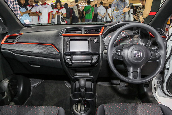 Về mặt nội thất, Honda Brio có nội thất và trang bị bên tron khá cơ bản do thuộc phân khúc xe hatchback cỡ A. Xe có mặt táp-lô theo phong cách của chiếc Honda Jazz, trong khi đó vô lăng, cửa gió điều hòa, núm chỉnh điều hòa và bảng đồng hồ giống với phiên bản cũ.