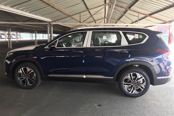 Chiếc SantaFe 2019 đầu tiên được đưa về Việt Nam theo quan sát là phiên bản 2.0D. SantaFe động cơ dầu đang bán chạy tại Việt Nam, vì thế rất dễ hiểu vì sao Hyundai Thành Công đưa SantaFe 2019 máy dầu về trước.
