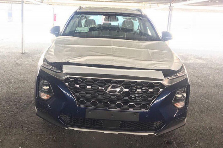 bên cạnh việc chuẩn bị dừng sản xuất phiên bản cũ, hiện mẫu xe Hyundai SantaFe 2019 cũng đã xuất hiện tại Việt Nam hồi tháng 3/2018 và sẽ ra mắt vào cuối năm nay. So với thế hệ cũ, phiên bản 2019 thay đổi toàn bộ diện mạo. Lưới tản nhiệt thiết kế lại theo phong cách mới. Cụm đèn chiếu sáng nhỏ gọn và sử dụng bóng LED hoàn toàn.