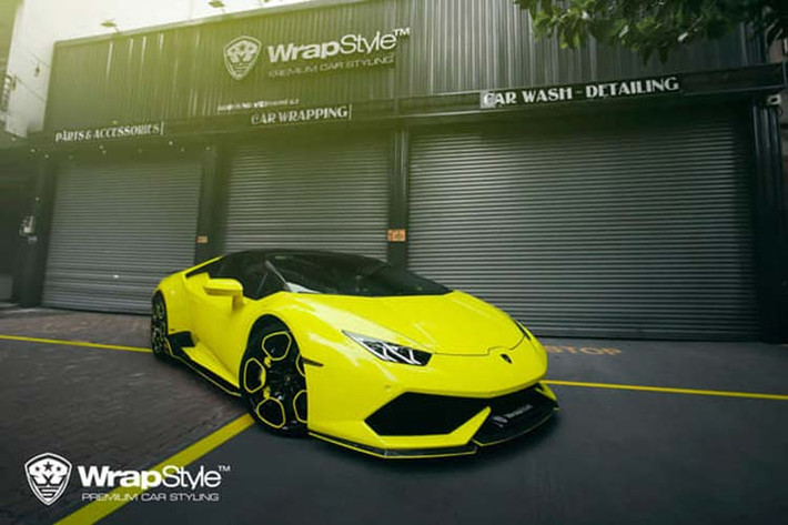 Ngoài biển số siêu đẹp, chiếc Lamborghini Huracan LP610-4 này còn có gói độ ngoại thất Verona Edizione của hãng độ Vorsteiner đến từ Mỹ. Gói độ này có thêm các chi tiết bằng carbon chẳng hạn như cánh lướt gió phía trước, nẹp sườn bên hông và cánh gió đuôi cố định phía sau.