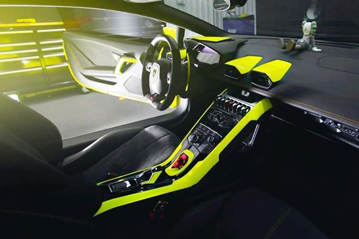 Điểm ấn tượng nữa của chiếc siêu xe Lamborghini Huracan LP610-4 đang rao bán hơn 12 tỷ đồng chính là ngoại thất của xe đã được dán đổi màu từ cam nguyên bản sang màu vàng chanh neon rất cá tính và đầy nổi bật. Bên trong khoang lái siêu xe này cũng được dán thêm một số chi tiết bằng đề-can màu vàng chanh neon.