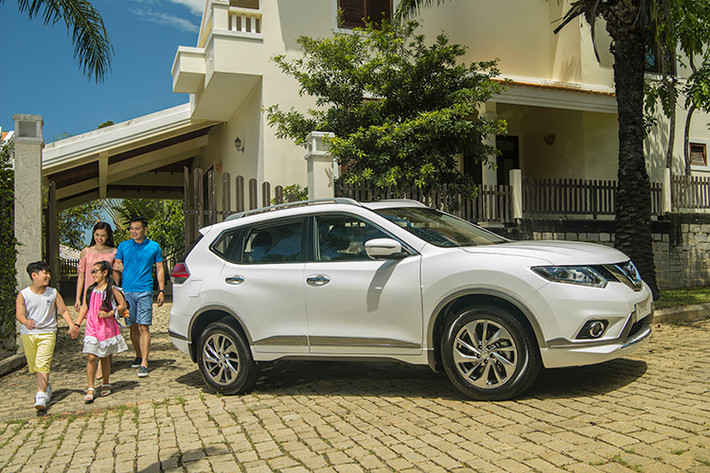 Bên cạnh giá bán giảm, ngay trong tháng 12/2017 này, Nissan Việt Nam cũng tặng kèm nhiều phụ kiện có giá trị cho khách mua xe Sunny và X-Trail như bộ định vị, camera lùi, cản, ốp sườn... giúp khách hàng có lợi thêm trong mùa mua sắm cuối năm.