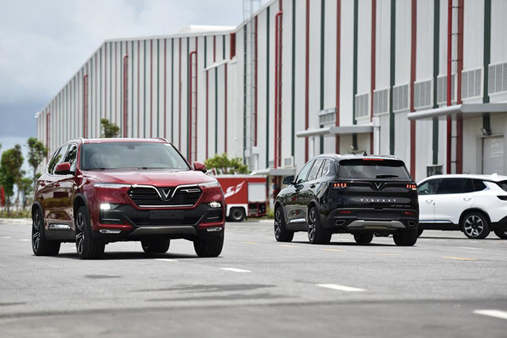 VinFast Lux SA2.0 là mẫu xe SUV 7 chỗ, công suất 228 mã lực, mô-men xoắn 350Nm. Cả hai đều đi kèm hộp số ZF tự động 8 cấp, hệ dẫn động cầu sau hoặc hai cầu đối với mẫu Lux SA2.0. Công nghệ an toàn gồm 6 túi khí, hệ thống chống bó cứng phanh (ABS), phân bổ lực phanh điện tử (EBD), hỗ trợ phanh khẩn cấp (BA), cân bằng điện tử (ESC), chống trượt (TCS), hỗ trợ khởi hành ngang dốc (HSA), chống lật (ROM)...
