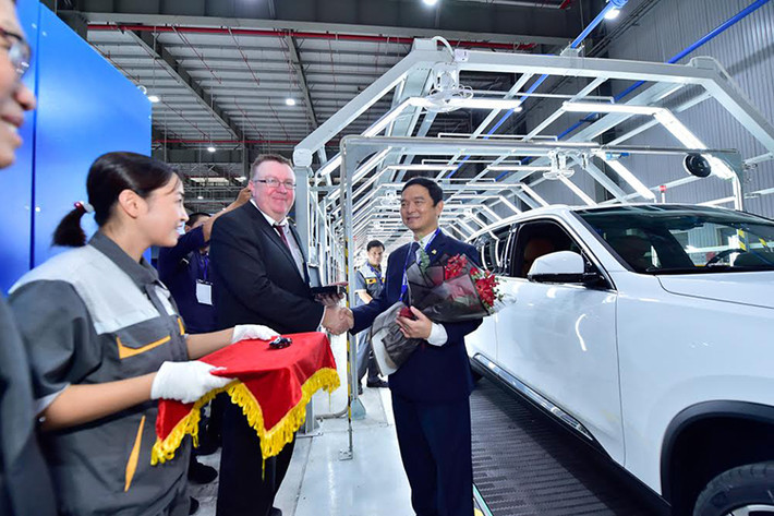 Mặc dù đã rất quen thuộc với chiếc xe được mình chọn và tin tưởng đặt mua từ khi mới "phôi thai" ở bản vẽ, đến khi ra mắt xe mẫu, nhưng tất cả khách hàng đều "ồ à" xúc động khi được "mục sở thị" bộ đôi xe Vinfast LUX SA 2.0 và LUX A2.0 bản thương mại vừa chính thức xuất xưởng.