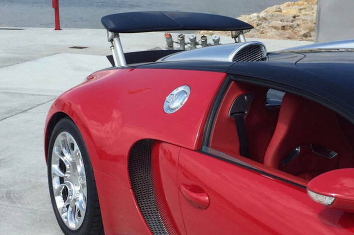 Ra mắt vào năm 2010, Bugatti Veyron Super Sport là phiên bản nhanh nhất, mạnh mẽ nhất của dòng siêu xe "vua tốc độ" Bugatti Veyron. So với một chiếc Bugatti Veyron bình thường, Veyron Super Sport có một số thay đổi ở ngoại thất với cản trước có thiết kế khí động học mới, cản sau có các khe tản nhiệt lớn hơn và ống xả kép.