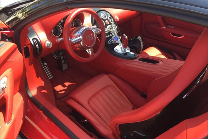 Nằm ở phía trước đầu của Bugatti Veyron là vị trí của khoang hành lý trên xe. Tuy nhiên là một siêu xe tối thượng hướng tới tốc độ, thể tích khoang hành lý của Veyron đạt mức "siêu nhỏ" với chỉ vỏn vẹn 37 lít.