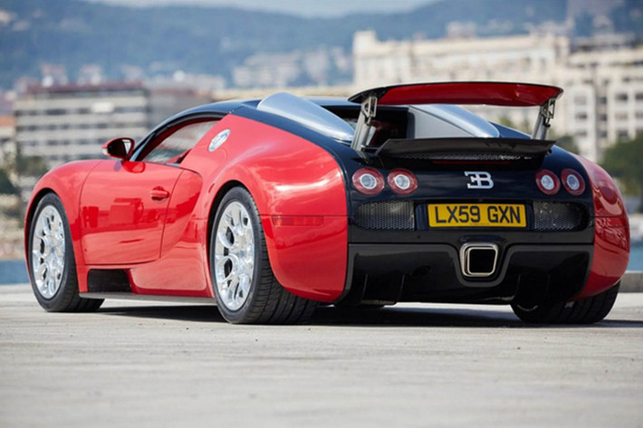 Sau khi về tay đại gia, siêu xe mui trần đã được gửi lại nhà máy Bugatti ở Molsheim, Pháp, để sơn màu đỏ rực kết hợp cùng nắp capô, trần và đuôi xe màu đen. Số đồng hồ công tơ mét của xe ghi nhận ở mức 33.764 km và vẫn còn 1 năm bảo hành chính hãng.