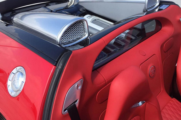 Bên trong khoang lái, chiếc siêu xe Bugatti Veyron Grand Sport có nội thất "tông xuyệt tông" màu sơn đỏ ngoại thất. Ngoài ra, những chi tiết ốp trang trí cũng được chủ nhân của chiếc xe trang bị cho màu đỏ đầy kích thích.