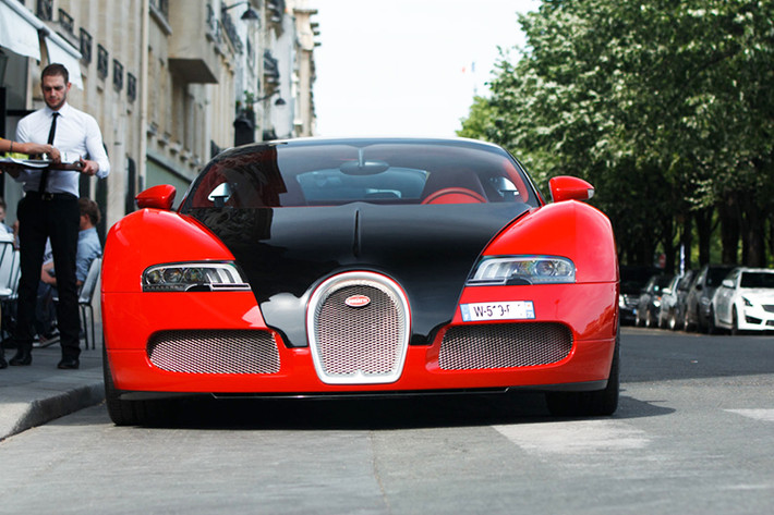 Chiếc Bugatti Veyron Grand Sport đỏ rực được sản xuất vào tháng 12/2009, sau đó, siêu xe này ở lại nhà máy để sử dụng trong các hoạt động của hãng trước khi được bán cho 1 đại gia vào tháng 8/2014. Điều đặc biệt siêu xe này đã 1 lần thay áo khi về tay đại gia này, trong đó, nguyên bản xe có màu sơn xanh ánh kim kết hợp cùng đen.