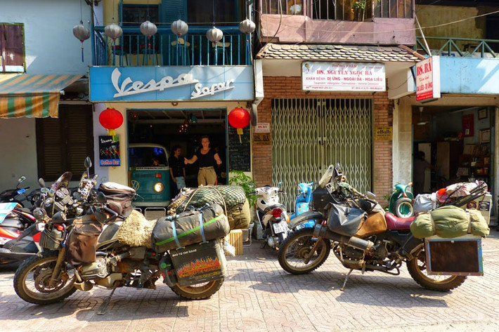 Dừng chân ghé thăm những người bạn tại Vespa so far bar.