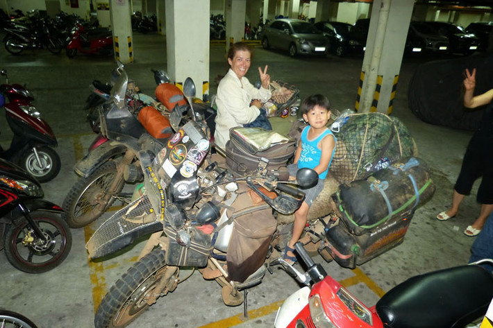 Cùng giao lưu với một fan nhí khi đặt chân đến Tp.HCM.