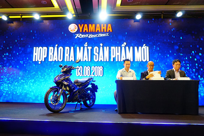 Mẫu xe máy Yamaha Exciter 2019 đã chính thức ra mắt thị trường Việt Nam trong sự kiện được tổ chức chiều ngày hôm nay, 3/8. Phiên bản mới chỉ có thay đổi ở thiết kế và tính năng so với phiên bản tiền nhiệm.