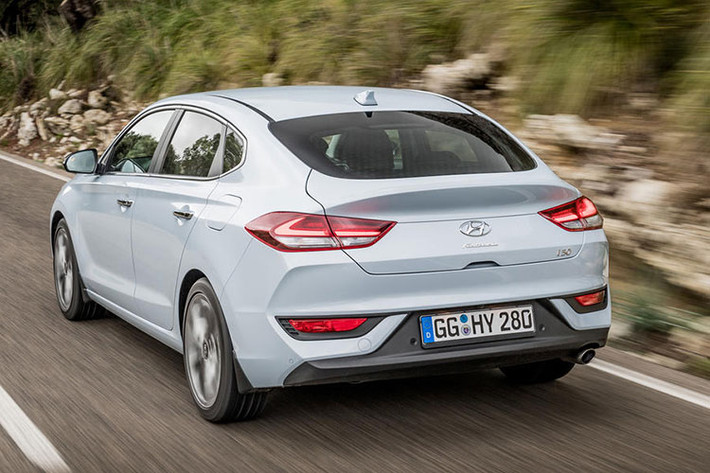 Ngoài ra, i30 Fastback còn sở hữu thêm 2 tùy chọn động cơ diesel tăng áp 4 xy-lanh dung tích 1,6 lít mới được hãng xe ôtô Hyundai phát triển, công suất của chúng lần lượt là 108 và 134 mã lực đi cùng hộp số sàn 6 cấp hoặc hộp số tự động ly hợp kép 7 cấp. Xe cũng được trang bị đèn pha sang chiếu gần nhằm giảm hiệu ứng gây chói mắt cho các tài xế khác.