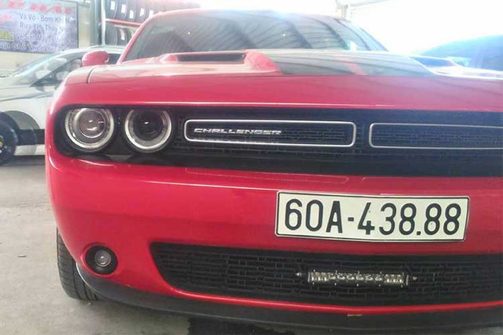 Thoạt nhìn, ta có thể thấy ngoại hình chiếc xe này khá giống Camaro, nhưng có phần thon gọn và cứng cáp hơn. Hãng xe ôtô Mỹ đem tới cho người đam mê xe thể thao cơ bắp, nên các đường gân trên xe từ nắp capo tới thân xe tới đuôi xe đều được làm sắc nét, khỏe khoắn.