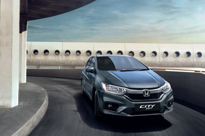 Honda City 2017 tại Ấn Độ có 2 túi khí, hệ thống chống bó cứng phanh ABS, phân bổ lực phanh EBD và móc lắp ghế cho trẻ em tiêu chuẩn. Trong khi đó, 6 túi khí chỉ có trên bản ZX. Xe không có hệ thống cân bằng điện tử. Tại Ấn Độ, City 2017 có các tùy chọn màu sơn ngoại thất là trắng, đỏ, bạc, nâu và xám. Giá bán của xe dao động từ 849.990 - 1.356.990 Rupee (khoảng 289 - 461 triệu đồng).