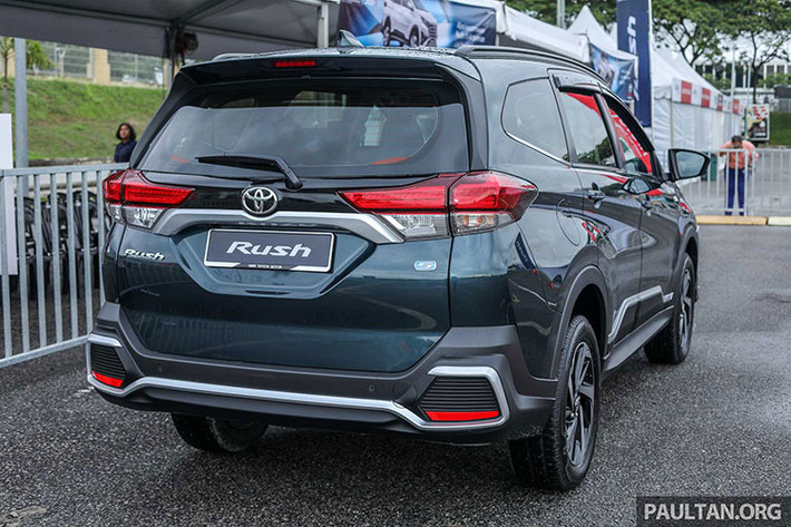 Toyota Rush vừa ra mắt tại Việt Nam thuộc phân khúc crossover lai MPV, một xu hướng mới trên thị trường Việt Nam. Xe cạnh tranh trực tiếp với Mitsubishi Xpander ra mắt cách đây không lâu. Tuy nhiên, Rush chỉ có phiên bản số tự động, nhắm tới nhóm khách hàng cá nhân, còn Xpander có cả phiên bản số sàn và số tự động.