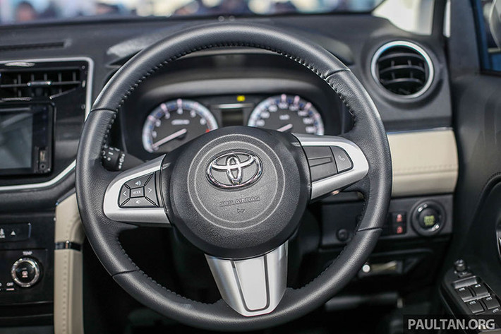 Các trang bị đáng kể trên mẫu xe Toyota Rush 2019 nâng cấp mới này bao gồm: màn hình DVD-AVX 6,8 inch, điều hòa nhiệt độ 1 vùng khí hậu với khe gió phía sau, màn hình Panoramic với 4 camera, chìa khóa thông minh & khởi động bằng nút bấm...