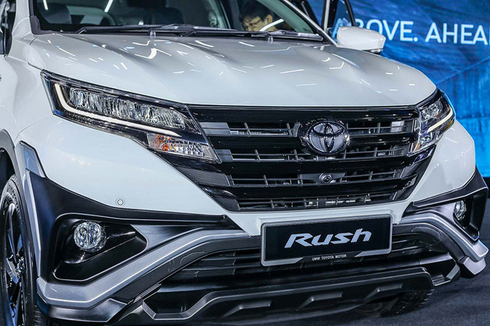 Về ngoại hình, mẫu xe Toyota Rush 6 chỗ mới này được thiết kế phần đầu lại hoàn toàn so với đời cũ. Những đường nét thiết kế của xe bị ảnh hưởng nhiều bởi dòng xe "đàn anh" Fortuner đang bán ra tại một số thị trường.