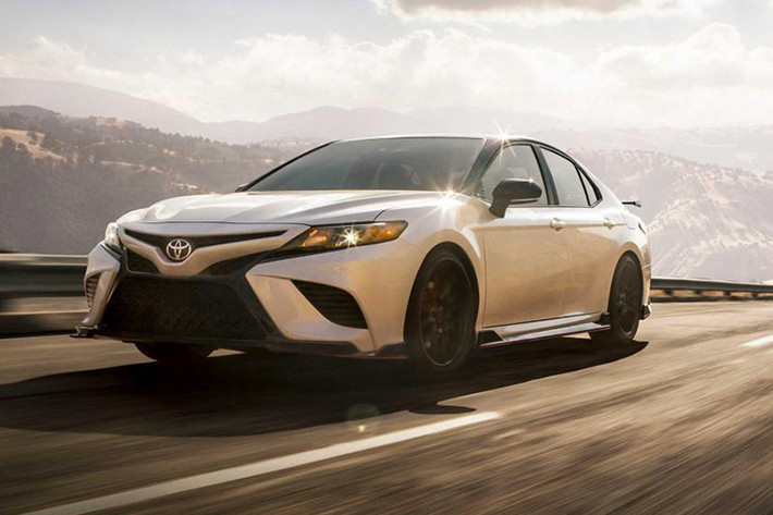 Bên trong Toyota Camry TRD và Avalon TRD 2019 xuất hiện nhiều chi tiết màu đỏ tương tự ngoại thất. Từ logo TRD thêu trên tựa đầu ghế, dây đai an toàn, chỉ khâu cần số và mặt táp-lô đến viền thảm sàn TRD, tất cả đều có màu đỏ tương phản.