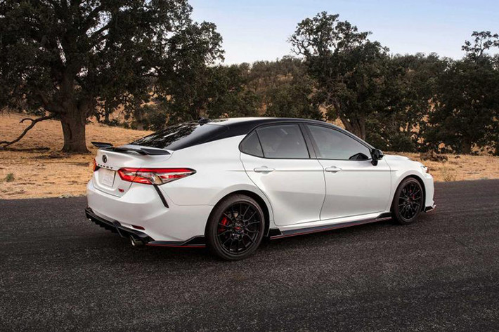 Ngoài ra, vẻ thể thao của cặp đôi sedan cỡ trung Toyota này còn được thể hiện qua những chi tiết ngoại thất màu đỏ như cùm phanh hay logo TRD.