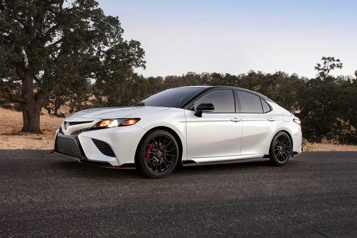 Đáng tiếc là Toyota không thay đổi thông số động cơ của Camry TRD và Avalon TRD 2019. Cặp đôi xe này dùng động cơ xăng V6, dung tích 3,5 lít với công suất tối đa 301 mã lực. Bù lại, với hệ thống xả mới, động cơ sẽ mang đến âm thanh ấn tượng hơn.