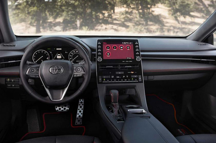Hãng xe ôtô Toyota còn trang bị hệ thống treo mới, giúp hạ thấp gầm thêm 13 mm, và giảm xóc hiệu chỉnh để mang đến cảm giác êm ái hơn cho hành khách ngồi bên trong. Rô-to phanh trước với kích thước 12,9 inch đi kèm cùm phanh 2 piston mới cũng là trang bị không thể bỏ qua của cặp đôi sedan này.