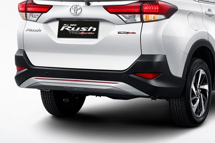 Nằm trong phân khúc xe hạng B, mẫu xe Toyota Rush mới có kích thước khá nhỏ nhắn với chiều dài chỉ 4.435mm, rộng 1.695mm, cao 1.705mm và trục cơ sở dài 2.685mm. Phần đuôi xe được thiết kế đơn giản nhưng mạnh mẽ với nhiều đường gân nổi và các đèn hậu LED chạy rộng ngang.