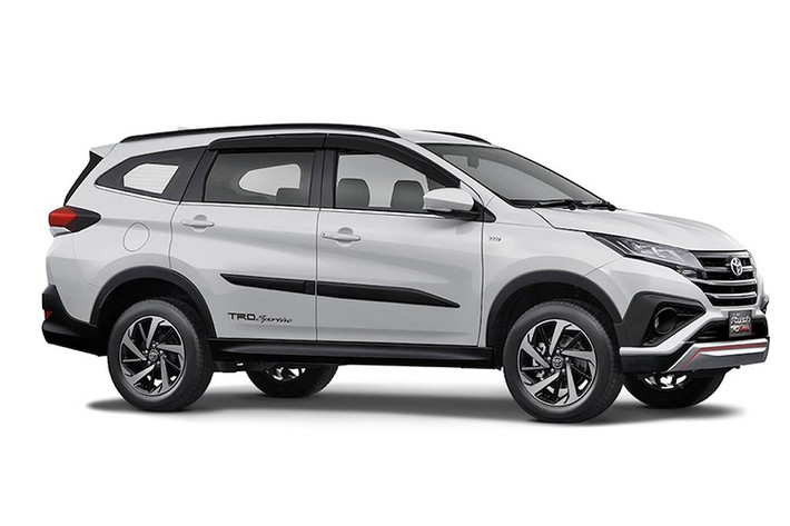 Vào hôm qua 24/11 tại Indonesia, thế hệ thứ 2 của Toyota Rush vừa được chính thức ra mắt lần đầu tiên. Dựa trẻn cơ sở chiếc concept Daihatsu FT ra mắt từ năm 2015, Toyota Rush thế hệ 2 cùng "người anh em sinh đôi" Daihatsu Terios thế hệ thứ 3 đã có sự đột phá ngay từ kiểu dáng thân xe.