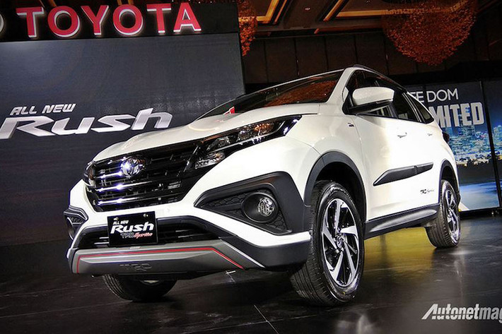 Cách đây khoảng 15 năm, người tiêu dùng Việt từng khá quen thuộc với mẫu crossover hạng B Daihatsu Terios. Đây là một thương hiệu con của hãng xe ôtô Toyota, thế hệ thứ 2 của Terios cũng từng có một phiên bản mang logo của hãng xe Nhật bản đó là chiếc xe Toyota Rush mới được bán ở một số thị trường Đông Nam Á như Indonesia và Malaysia.