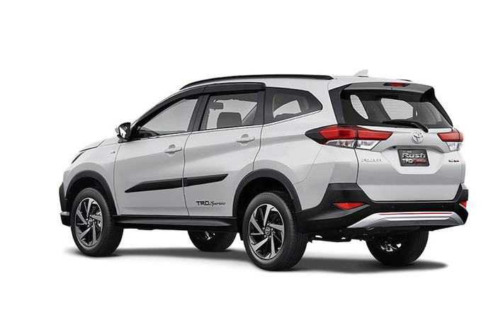 So với thế hệ trước, mẫu xe MPV Toyota Rush phiên bản 2018 đã mang "bộ mặt" mới đầy ấn tượng theo ngôn ngữ Keen Look hiện tại của Toyota, nổi bật bởi cụm đèn pha sắc sảo và lưới tản nhiệt lớn với các thanh ngang mạ bóng. Xe sẽ được bán với 2 phiên bản là G và Sportivo.