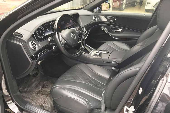 Bên trog nội thất của mẫu siêu xe sang S600 xa xỉ bậc nhất nhà Mercedes-Benz với chất liệu da Nappa cùng gỗ Desino bao phủ trong xe. Những đường chỉ khâu tay cũng được thợ thủ công may tinh tế bên trong nội thất. Vô lăng xe khá lớn được bọc gỗ cao cấp với những phím điều khiển cơ bản tích hợp ngay trên vị trí lái.
